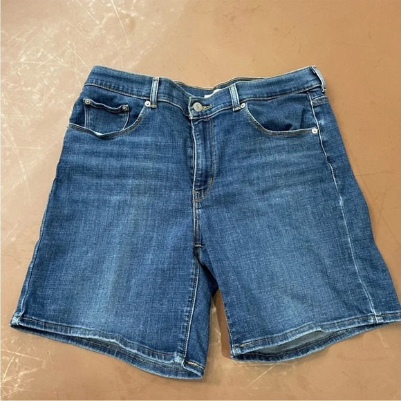 Levi’s Women’s Classic Jean Shorts Size 10 (or 30) Bermudas EUC 3 - Picture 1 of 4